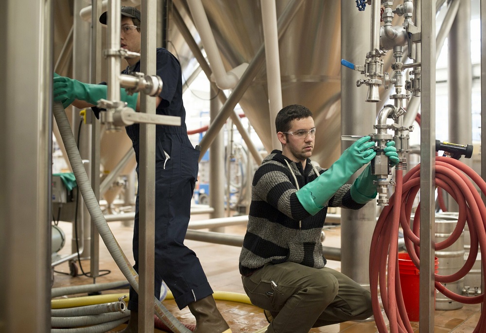 Manual cleaning of beer equipment in breweries Manual cleaning of beer equipment in breweries